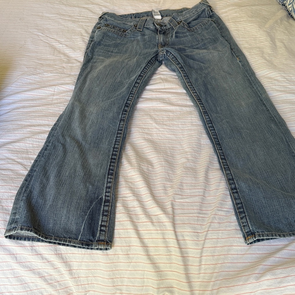 Vintage True Religion Flare men Jeans w/ leather logo cut on the back pockets
